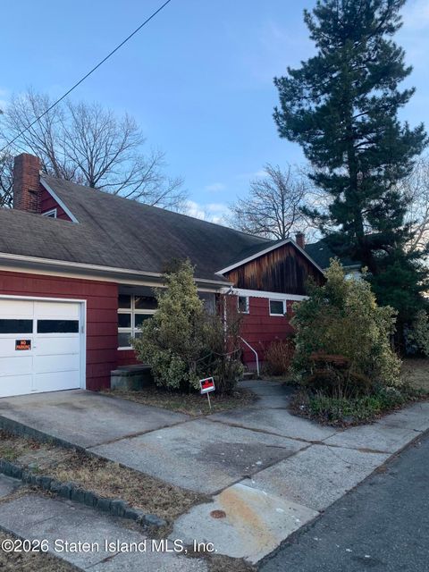 Photo of 17 Carolina Place, Staten Island, NY 10314 (MLS # 2600281)