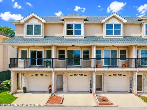 Townhouse For Sale - 27 Crestwater Court<br/> Richmond County, Staten Island, NY 10305