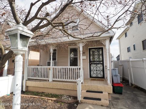 Photo of 39 Post Lane, Staten Island, NY 10303 (MLS # 2506139)