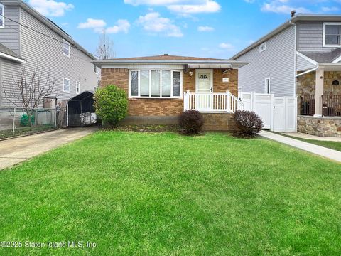 Photo of 896 Stafford Avenue, Staten Island, NY 10309 (MLS # 2501812)