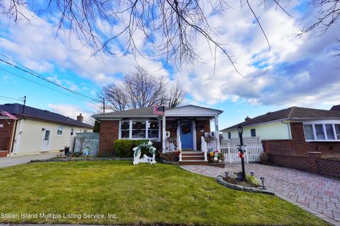 Photo of 24 Osage Lane, Staten Island, NY 10312 (MLS # 2400094)