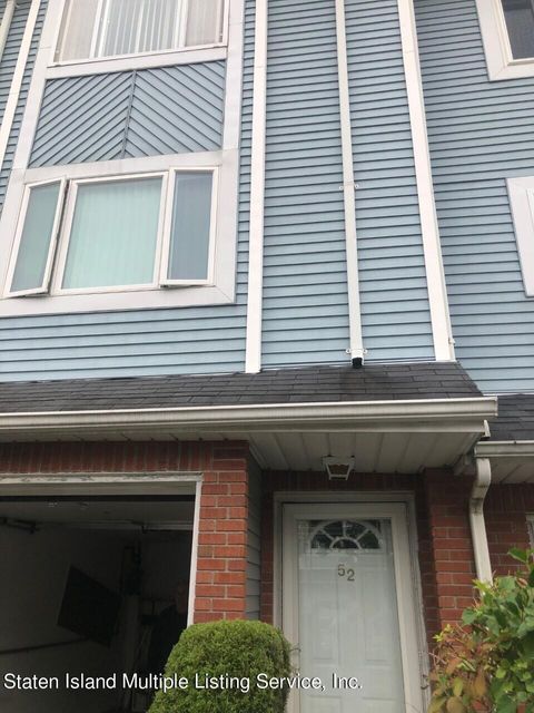 Photo of 52 Pembrook Loop, Staten Island, NY 10309 (MLS # 1160613)