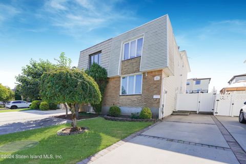 Photo of 42 E Reading Avenue, Staten Island, NY 10308 (MLS # 2404764)