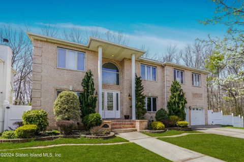 Photo of 46 Carolyn Court, Staten Island, NY 10309 (MLS # 2402156)