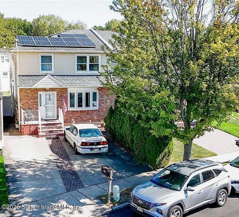 Photo of 29 Ashwood Court Court, Staten Island, NY 10308 (MLS # 2505910)