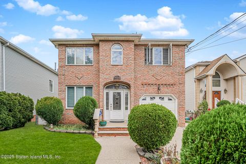 Photo of 39 Selkirk Street, Staten Island, NY 10309 (MLS # 2505944)