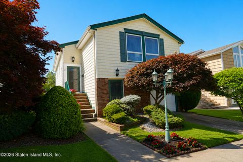 Photo of 47 Stanley Circle, Staten Island, NY 10308 (MLS # 2603315)