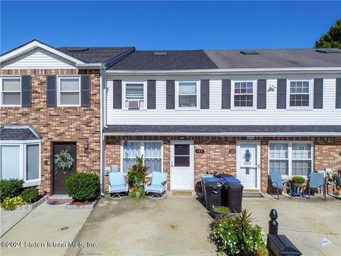 Photo of 127 Blythe Place, Staten Island, NY 10306 (MLS # 2405197)