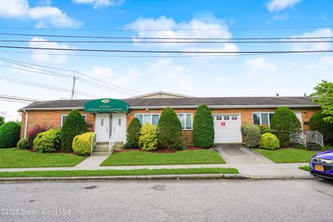 Photo of 2889 Amboy Road, Staten Island, NY 10306 (MLS # 2504330)