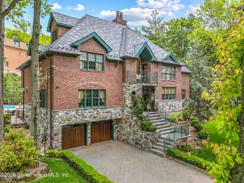 Photo of 347 Deere Park Place, Staten Island, NY 10301 (MLS # 2602684)