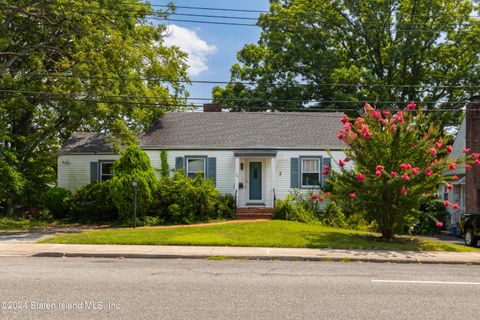 Photo of 550 Drumgoole Road E, Staten Island, NY 10312 (MLS # 2404450)