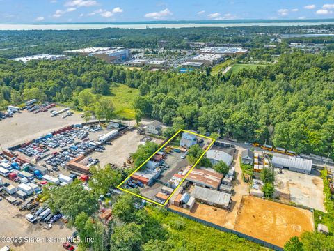 Photo of 9799 Englewood Avenue, Staten Island, NY 10309 (MLS # 2505018)