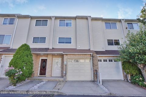 Photo of 16 Ashley Lane, Staten Island, NY 10309 (MLS # 1157254)