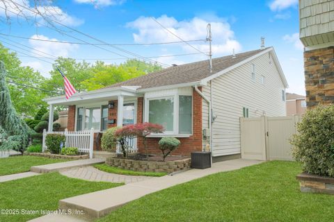 Photo of 682 Barlow Avenue, Staten Island, NY 10312 (MLS # 2502998)