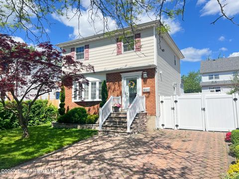 Photo of 4581 Hylan Boulevard, Staten Island, NY 10312 (MLS # 2502626)