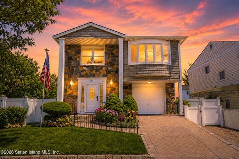 Photo of 361 Montreal Avenue, Staten Island, NY 10306 (MLS # 2602561)