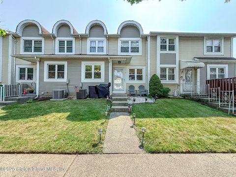 Photo of 11 Cooper Terrace, Staten Island, NY 10314 (MLS # 2504490)