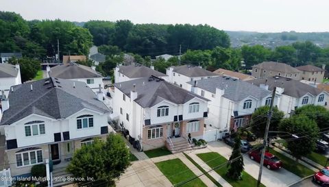 Photo of 1590 Woodrow Road, Staten Island, NY 10309 (MLS # 1163196)