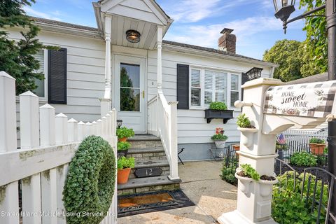 Photo of 12 Galesville Court, Staten Island, NY 10305 (MLS # 1163233)