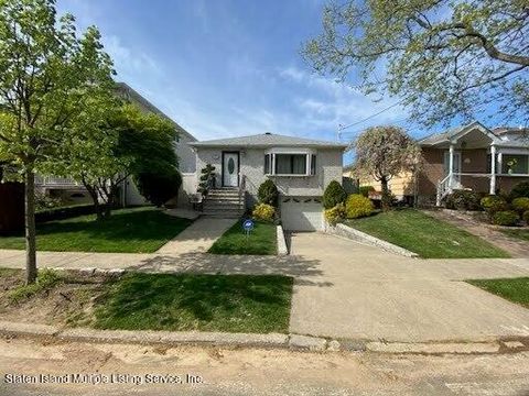 Photo of 191 Wolverine Street, Staten Island, NY 10306 (MLS # 1161372)