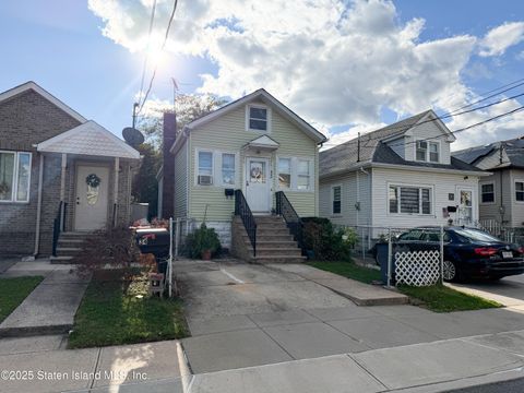Photo of 32 Glover Street, Staten Island, NY 10308 (MLS # 2506300)