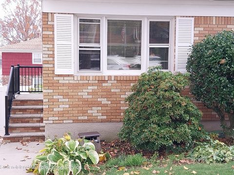 Photo of 136 Twombly Avenue, Staten Island, NY 10306 (MLS # 1158851)