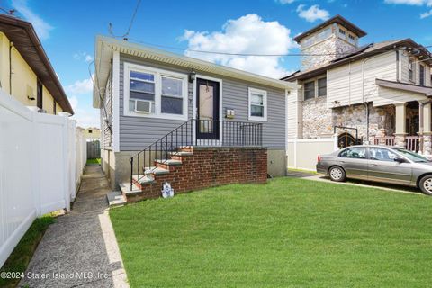 Photo of 37 Milton Avenue, Staten Island, NY 10306 (MLS # 2404420)
