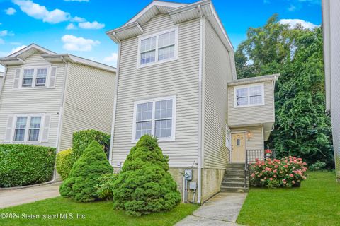 Photo of 40 Northview Court, Staten Island, NY 10301 (MLS # 2404042)