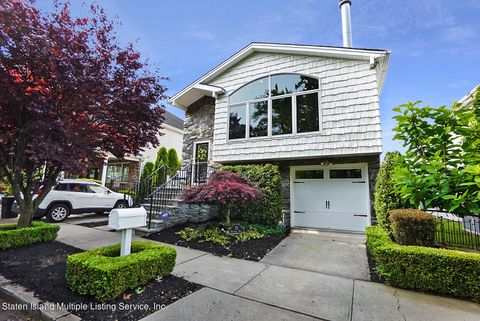 Photo of 72 Normalee Road, Staten Island, NY 10305 (MLS # 1162135)