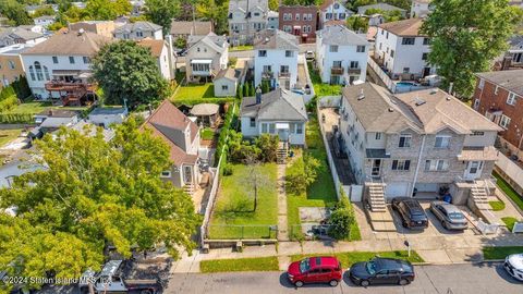 Photo of 239 Graves Street, Staten Island, NY 10314 (MLS # 2405138)