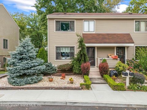 Photo of 62 Arrowood Court, Staten Island, NY 10309 (MLS # 2505709)