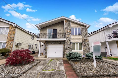 Photo of 41 Laredo Avenue, Staten Island, NY 10312 (MLS # 2402223)