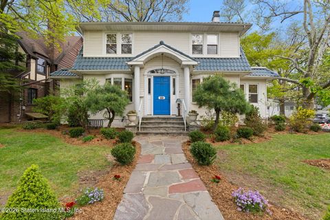 Photo of 94 Hart Boulevard, Staten Island, NY 10301 (MLS # 2602087)