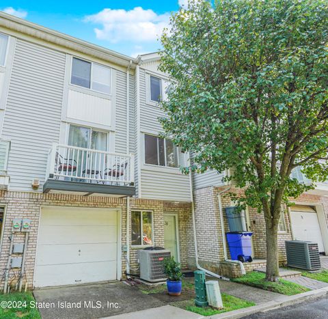 Photo of 34 Sable Loop, Staten Island, NY 10306 (MLS # 2405263)