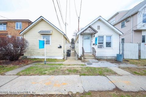 Photo of 478480 Midland Avenue, Staten Island, NY 10306 (MLS # 2505061)