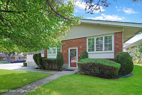 Photo of 4604 Amboy Road, Staten Island, NY 10312 (MLS # 2404651)