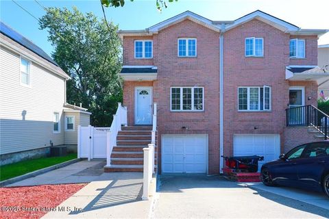 Photo of 26 Station Avenue, Staten Island, NY 10309 (MLS # 2505406)