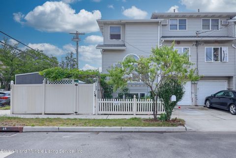 Photo of 140 Reid Avenue, Staten Island, NY 10305 (MLS # 1165902)