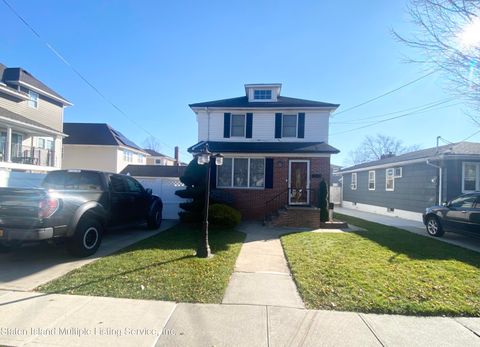 Photo of 480 Lynn Street, Staten Island, NY 10306 (MLS # 1165859)