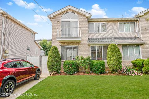 Photo of 32 Ovas Court, Staten Island, NY 10312 (MLS # 2503469)