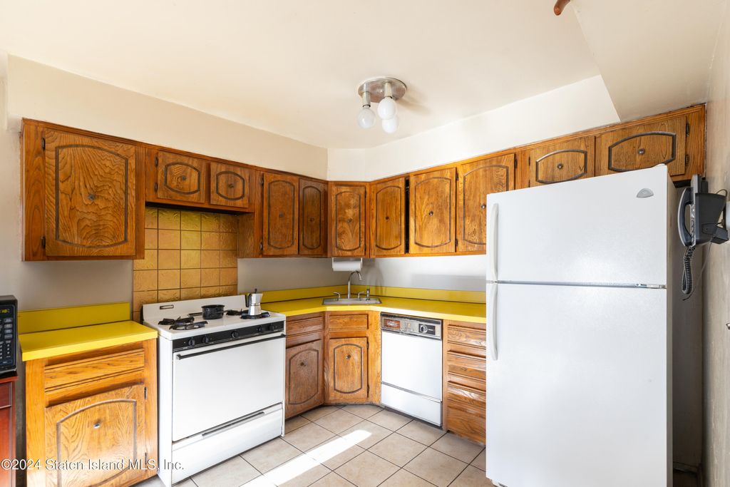 Photo of 61 Oakville Street, Staten Island, NY 10314 (MLS # 2406884)