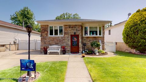 Photo of 22 Ashland Avenue E, Staten Island, NY 10312 (MLS # 1162326)
