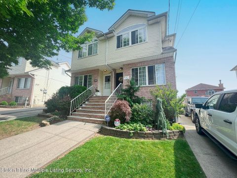 Photo of 922 Rockland Avenue, Staten Island, NY 10314 (MLS # 1162703)