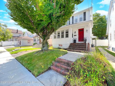 Photo of 18 Blaine Court, Staten Island, NY 10310 (MLS # 1162941)