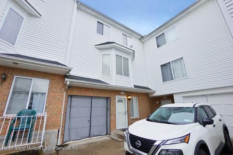 Photo of 348 Aspen Knolls Way, Staten Island, NY 10312 (MLS # 1160318)