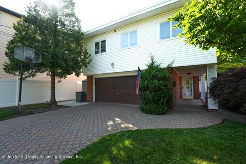 Photo of 83 Finlay Avenue, Staten Island, NY 10309 (MLS # 1163066)
