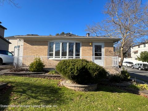 Photo of 33 Mercer Place, Staten Island, NY 10308 (MLS # 2400275)