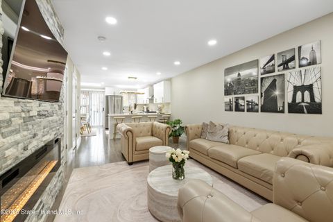 Photo of 38 Deborah Loop, Staten Island, NY 10312 (MLS # 2506457)