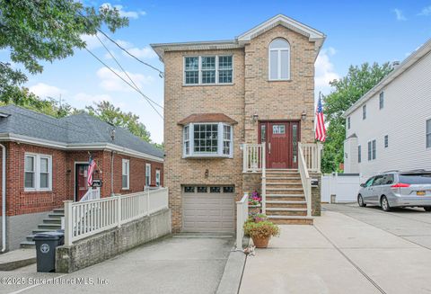 Photo of 122 Guyon Avenue, Staten Island, NY 10306 (MLS # 2505882)