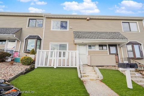 Photo of 16 Redwood Loop, Staten Island, NY 10309 (MLS # 2500484)